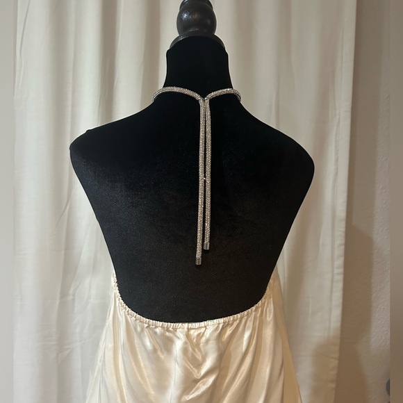 New silky elegant top from H&M pearl color with adjustable silver strap size M - Picture 3 of 7